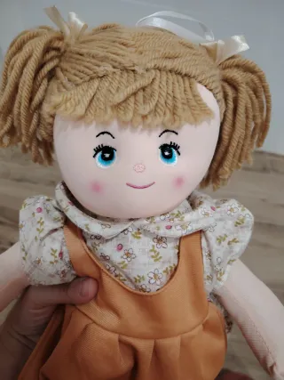 Muñeca de tela con vestido floral