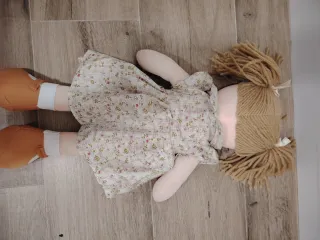 Muñeca de tela con vestido floral