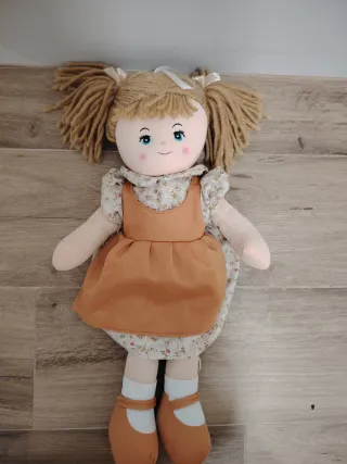 Muñeca de tela con vestido floral