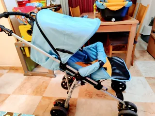 Carrito de bebé azul y naranja