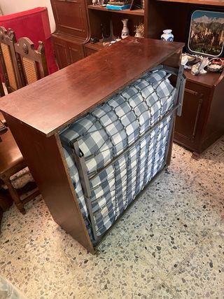 Mueble de madera que contiene cama plegable