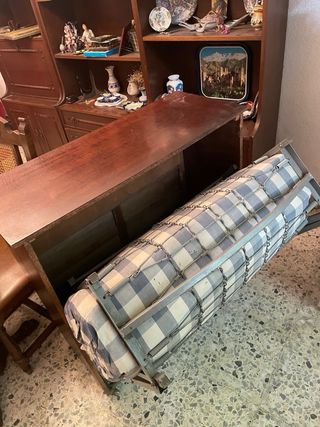 Mueble de madera que contiene cama plegable