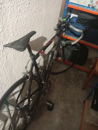 Bicicleta de carretera recién revisada