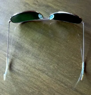 Gafas de sol aviador doradas y verdes