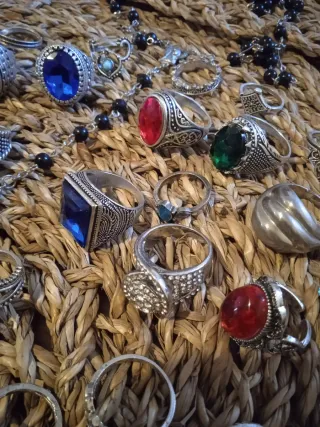 Lote de 40 anillos y rosario. Diferentes tallas.