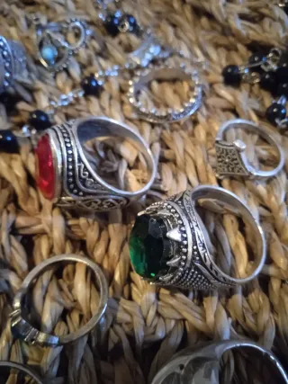 Lote de 40 anillos y rosario. Diferentes tallas.