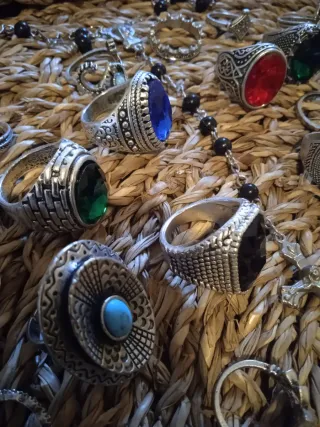 Lote de 40 anillos y rosario. Diferentes tallas.