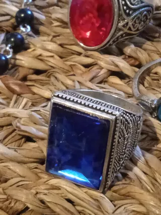 Lote de 40 anillos y rosario. Diferentes tallas.