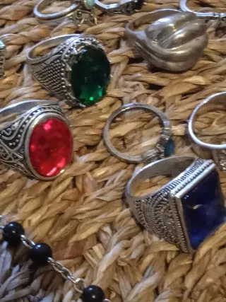 Lote de 40 anillos y rosario. Diferentes tallas.