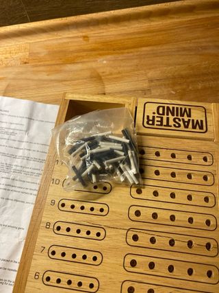 Juego de mesa Mastermind de madera.