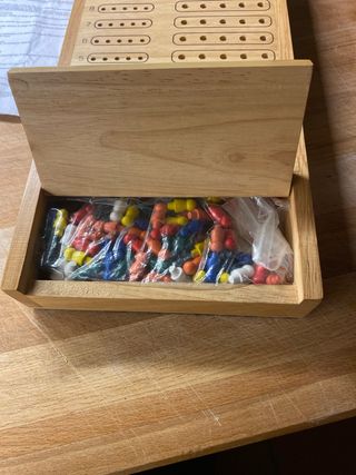 Juego de mesa Mastermind de madera.