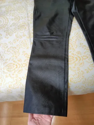 Pantalón polipiel negro flare