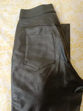 Pantalón polipiel negro flare