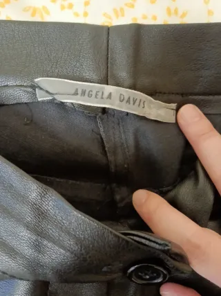 Pantalón polipiel negro flare