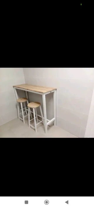 Mesa alta y 2 taburetes madera