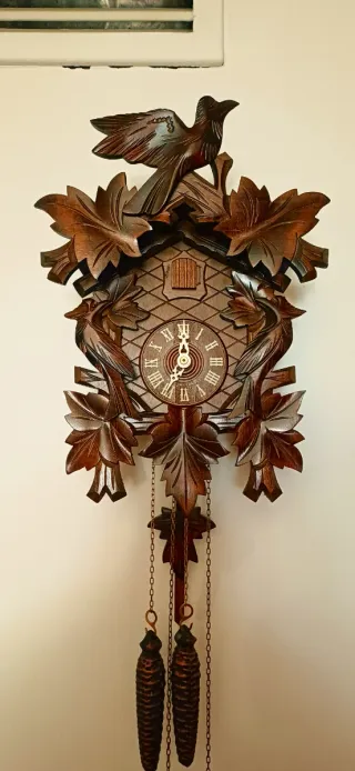 Orologio a cucù in legno intagliato