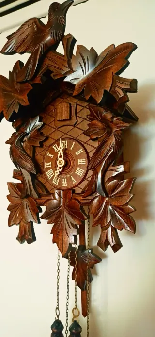 Orologio a cucù in legno intagliato