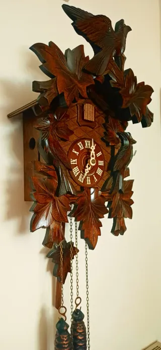 Orologio a cucù in legno intagliato