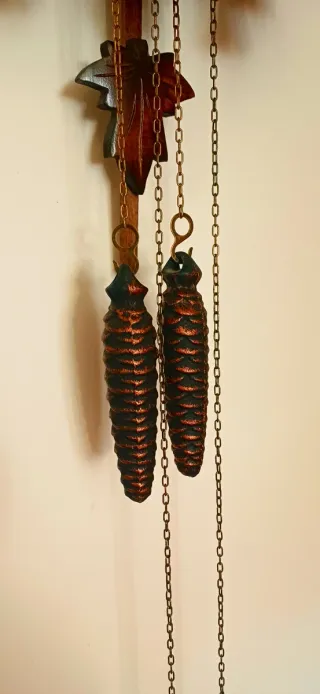 Orologio a cucù in legno intagliato