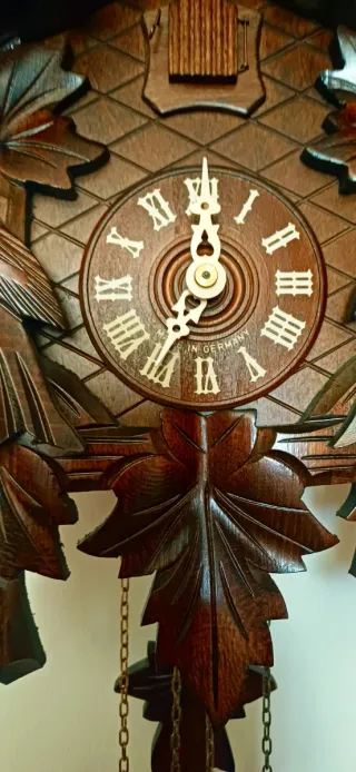 Orologio a cucù in legno intagliato