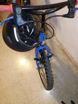 Bicicleta infantil azul con casco