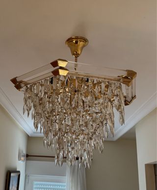 Lámpara de cristal dorada colgante