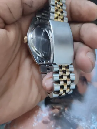 Reloj Titan dorado y acero