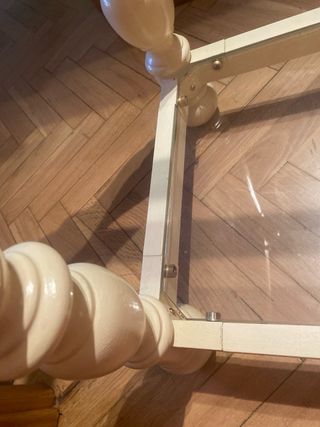 Mesa auxiliar cristal y metal blanco