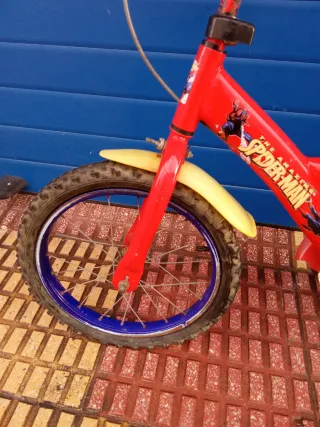 Bicicleta infantil Spiderman roja