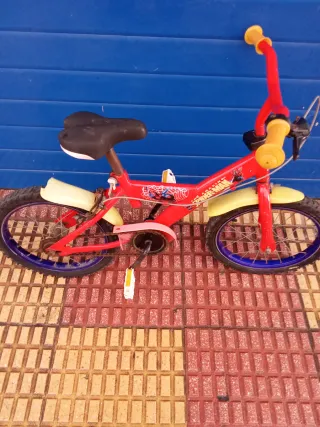 Bicicleta infantil Spiderman roja