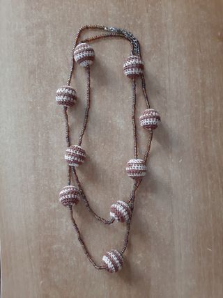 Collana lunga stile boho con sfere all'uncinetto