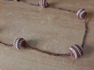 Collana lunga stile boho con sfere all'uncinetto