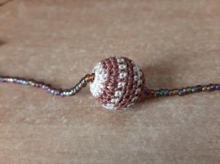 Collana lunga stile boho con sfere all'uncinetto