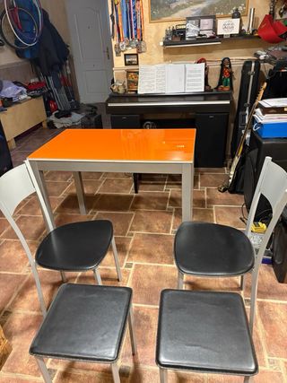 Mesa cocina naranja y gris + 2 sillas 2 taburetes