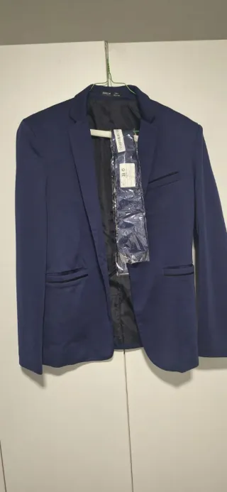 Traje azul y corbata