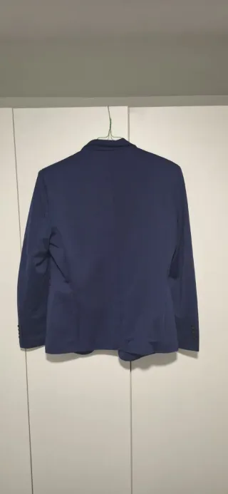 Traje azul y corbata