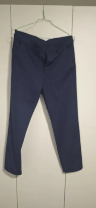 Traje azul y corbata