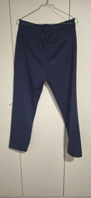 Traje azul y corbata