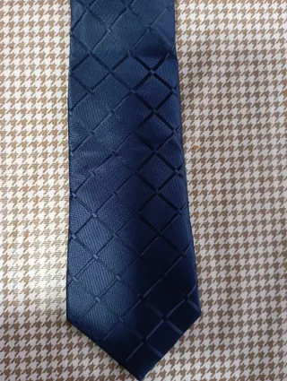 Traje azul y corbata