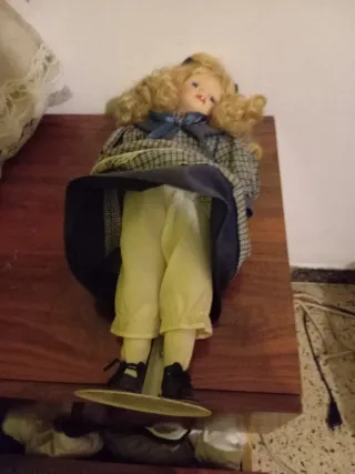 Muñeca porcelana antigua vestida a cuadros