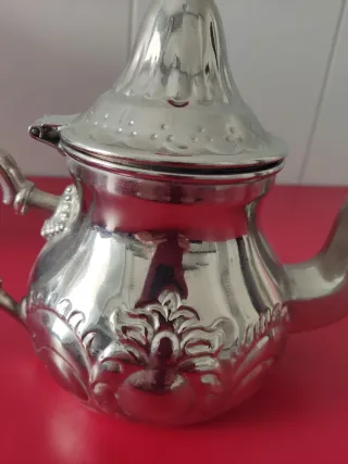 Tetera de metal plateada