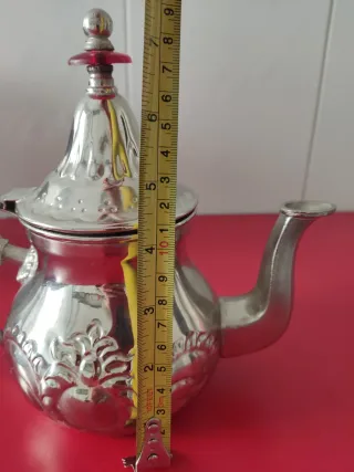 Tetera de metal plateada