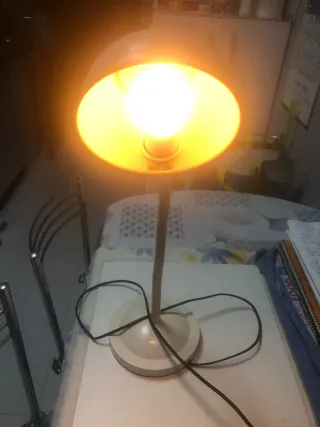 Lámpara de escritorio flexible beige