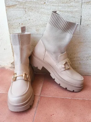 Botines beige con hebilla dorada