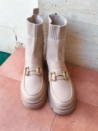 Botines beige con hebilla dorada