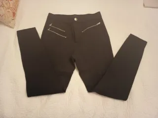 Pantalón pitillo negro con cremalleras