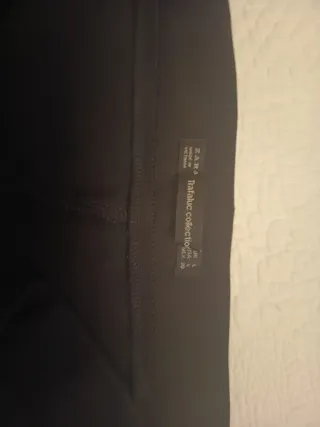 Pantalón pitillo negro con cremalleras