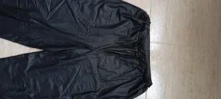 Pantalón estilo cuero negro