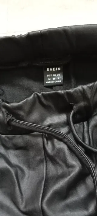 Pantalón estilo cuero negro