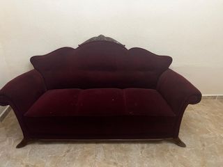 Sofá antiguo de terciopelo rojo